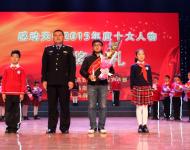 甘守清貧卻大方資助別人，忠于職責卻把對親人的愛深埋在心里。扎根基層保一方平安，他是百姓心中的守護神；心系群眾為人民著想，他是鄉親們心貼心的好所長。貼心的所長不該走。貼心所長——夏明臣