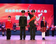 滄海橫流，方顯英雄本色。面對危險義無反顧，他的從容讓人敬佩；處置事故身先士卒，他的身影讓人動容。穿越生死為人們帶來平安，愛兵如子用生命書寫忠誠。消防衛士——董英俊 