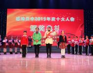 她是神圣的特教園丁，用青春呵護這方泥土，辛勤地澆灌，忘我地耕耘。所有的艱辛與付出，只為殘缺的花也能開放出美麗和馨香。當聽障兒童張口說話，哪怕是最簡單的詞語，也像天籟之音在心中飄響，那是這個世界上最美的回贈。大美園丁——徐春曉 