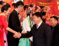 駐馬店人民政府市長陳星、市政協主席劉軍甫、市政府常務副市長張昕、市委宣傳部部長戚存杰上臺與演職人員握手。