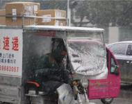 辛勤工作的快遞哥也是冒著大雪早早出門，開始一天的快遞配送工作，而這一切，除了養家糊口，你也不得不承認是為了讓你更早的收到自己的包裹。