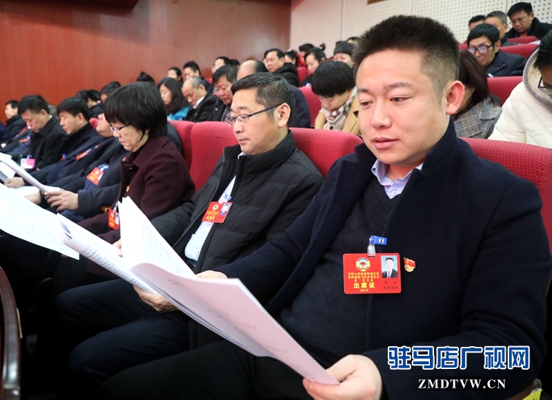 政協委員聆聽政府工作報告